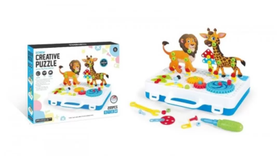 Конструктор с инструментами для сборки и полем